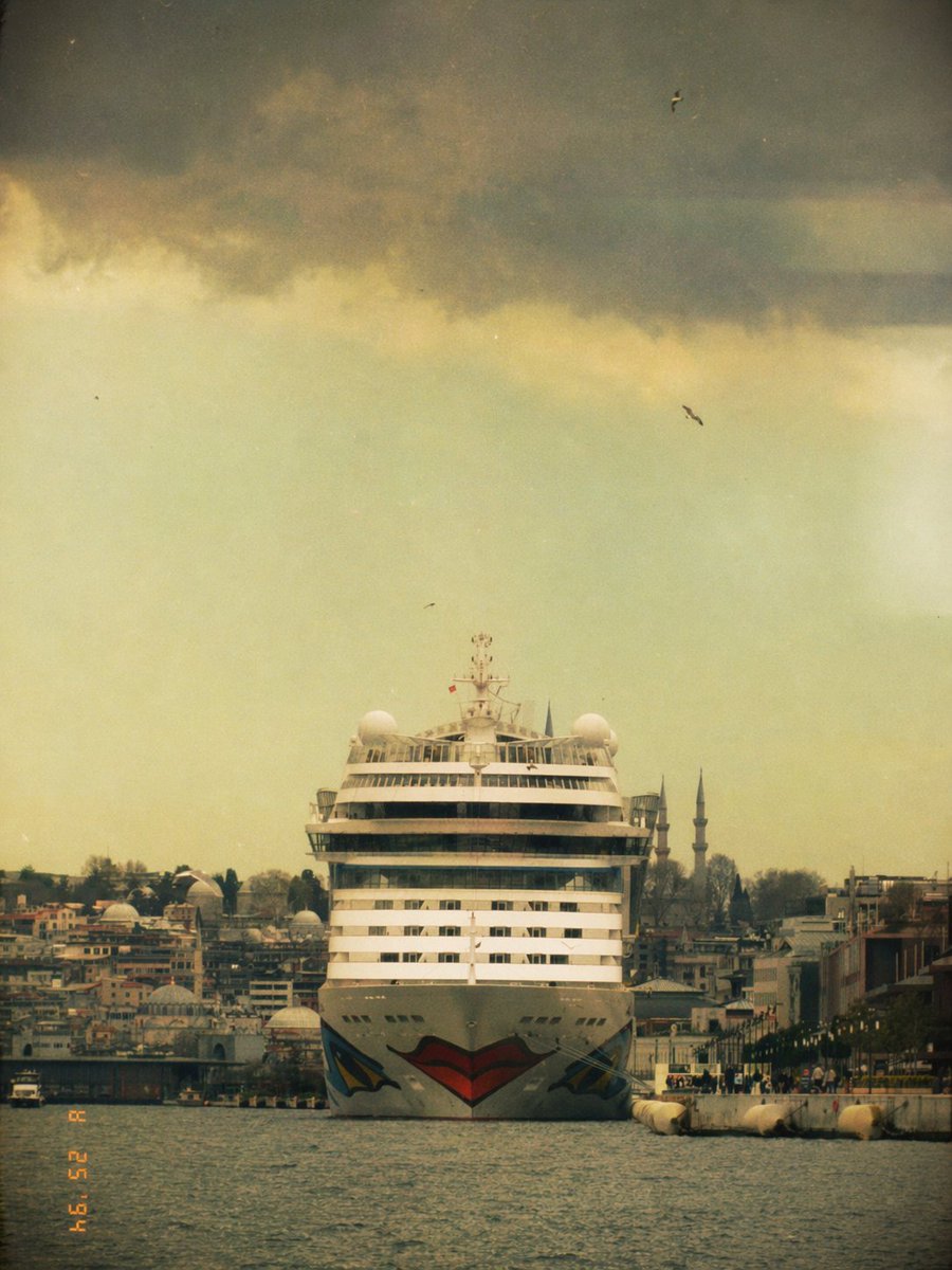 Vintage Cruise Ship in Istanbul preview image 1