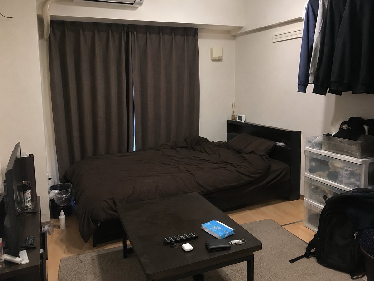凌乱的房间学生聚会 preview image 2