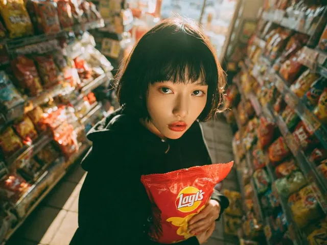 便利店偷拍肖像 preview image 1