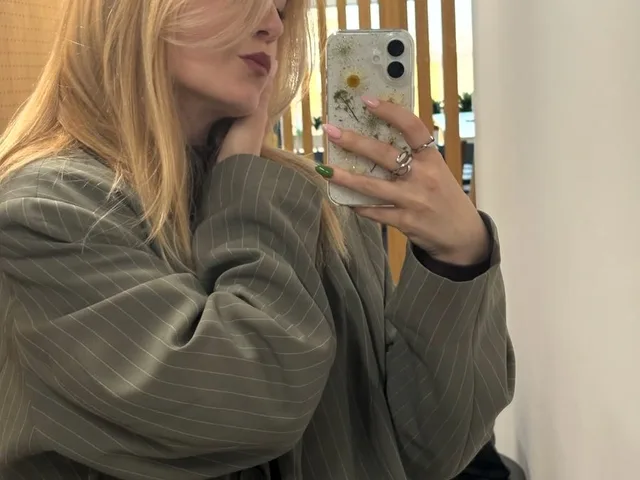 Chic Mirror Selfie Fashion Illustration preview image 1